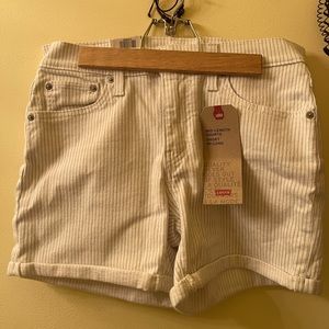 LEVI’S MID-LENGTH
SHORTS